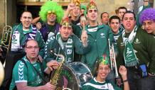 La Pe&ntilde;a Malague&ntilde;a de Los Mihitas apoya con m&uacute;sica a su equipo en la final. Son 20, pero hacen ruido como si fueran m&aacute;s de un centenar.