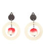Pendientes de metal con aro de pl&aacute;stico y flor de tela. Cierre de clip. H&M (4,95 EUR)