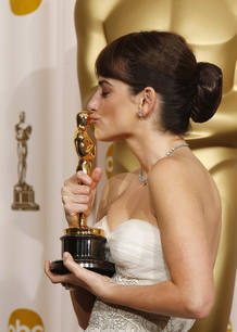 Pen&eacute;lope Cruz besa su Oscar orgullosa