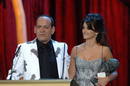 Pen&eacute;lope Cruz junto al actor Jos&eacute; Corbacho en los Premios Goya