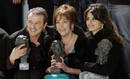 Pen&eacute;lope Cruz junto a Carmen Maura y Juan Diego tras la entrega de los Goya en 2007.