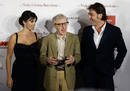 Los actores espa&ntilde;oles m&aacute;s internacionales Pen&eacute;lope Cruz y Javier Bardem posando en el photocall junto a Woody Allen en el estreno de su &uacute;ltima pel&iacute;cula 