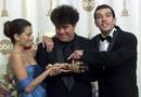 Pen&eacute;lope Cruz posa junto a Almod&oacute;var y Antonio Banderas tras la entrega de los Oscar. El director manchego se llev&oacute; el Oscar a la mejor pel&iacute;cula extranjera por 