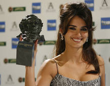Pen&eacute;lope Cruz posa tras recibir el premio Goya a la mejor actriz protagonista por "Volver"