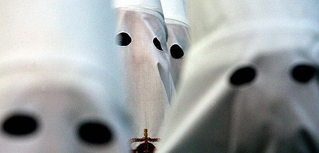 Penitentes en procesi&oacute;n Semana Santa