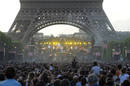 Hasta 700.000 personas han asistido al concierto del cantante de rock Jonny Hallyday cerca de la Torre Eiffel de Par&iacute;s.