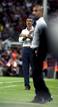 Pep Guardiola y Antonio &Aacute;lvarez (i), dan instrucciones a sus jugadores durante el partido.