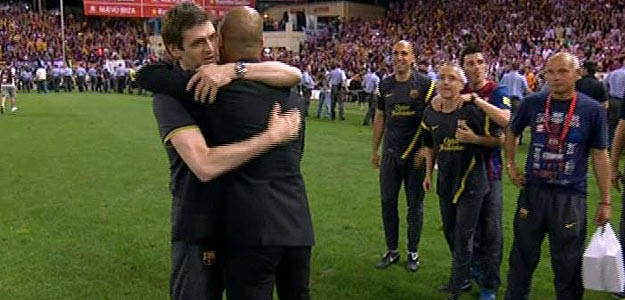Pep Guardiola se fundió en un abrazo con el que será su sucesor en el Barça, Tito Vilanova. Pep Guardiola se fundió en un abrazo con el que será su sucesor en el Barça, Tito Vilanova.