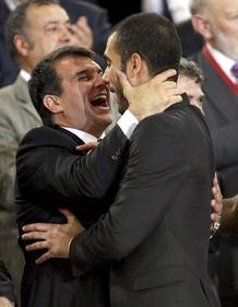 El presidente del Bar&ccedil;a, Joan Laporta y el entrenador Pep Guardiola, celebran la victoria del equipo blaugrana.