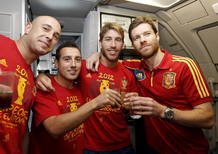 Pepe Reina, Santiago Cazorla, Sergio Ramos y Xabi Alonso, posan en el avi&oacute;n que traslad&oacute; al equipo espa&ntilde;ol desde Kiev a Madrid.