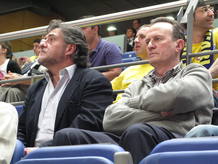 Pepu observa junto a Aíto García Reneses el partido entre el Tau y el CSKA en las semifinales de la Final Four. Pepu observa junto a Aíto García Reneses el partido entre el Tau y el CSKA en las semifinales de la Final Four.