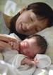 El peque&ntilde;o Shota, reci&eacute;n nacido este lunes en Jap&oacute;n, sujeta el dedo de su madre