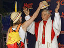 Una peregrina coloc un gorro de la JMJ a la figura de cera de Benedicto XVI