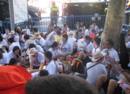 Peregrinos Coreanos descansan cerca de la Puerta de Alcal&aacute;