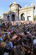 Cientos de peregrinos llegados de diferentes partes del mundo escuchan desde la Puerta de Alcal&aacute; la misa de inauguraci&oacute;n de la Jornada Mundial de la Juventud