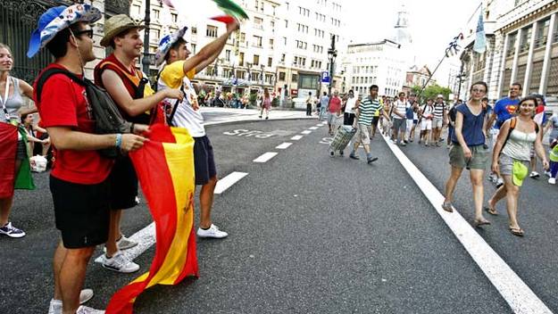 Peregrinos pasean por Madrid en la JMJ tras el corte del tráfico de muchas calles Peregrinos pasean por Madrid en la JMJ tras el corte del tráfico de muchas calles