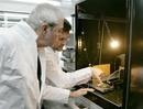 Emilio P&eacute;rez Touri&ntilde;o visita el laboratorio de altas energ&iacute;as de la facultad de F&iacute;sicas de la Universidad compostelana.