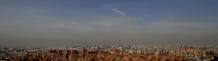 En la distancia, el perfil de Madrid está coronado por una densa capa de contaminación