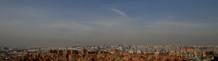 En la distancia, el perfil de Madrid est&aacute; coronado por una densa capa de contaminaci&oacute;n