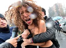 Un periodista acerca un micrófono a una de las activistas contrarias a Berlusconi