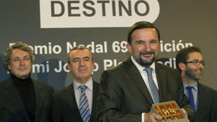 Ver v&iacute;deo  'El periodista cultural Sergio Vila-Sanju&aacute;n gana el 69&ordm; Premio Nadal de Novela 2013'