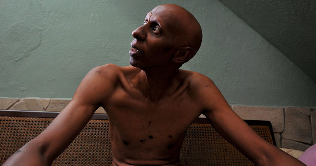 El periodista y disidente cubano Guillermo Fariñas en su casa de Santa Clara donde mantiene un huelga de hambre. El periodista y disidente cubano Guillermo Fariñas en su casa de Santa Clara donde mantiene un huelga de hambre.