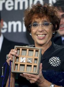 La periodista y escritora Maruja Torres posa con el galard&oacute;n