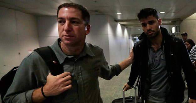 El periodista estadounidense Glenn Greenwald camina junto a su pareja, David Miranda, a su llegada al Aeropuerto Internacional de Río de Janeiro (Archivo).