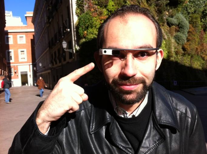El periodista de RNE, Manu Martínez, paseando con Google Glass por Madrid.