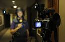 Un periodista trata de enviar su cr&oacute;nica dentro del hotel Rixos en Tr&iacute;poli