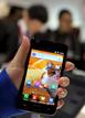 Una persona muestra el nuevo smartphone de Samsung, el Galaxi SI