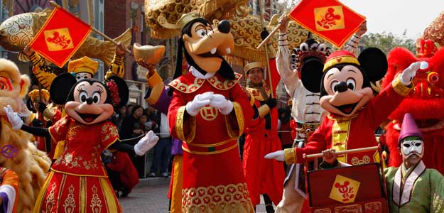 Los personajes de Disney posan en el parque de Hong Kong
