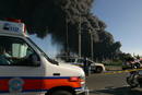 Personal de emergencias trabaja mientras se levanta una columna de humo debido al incendio la refiner&iacute;a de petr&oacute;leo de la empresa Caribbean Petroleum Corporation.BIENTAL EN PUERTO RICO