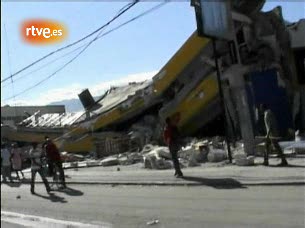 Ver v&iacute;deo  ''Pesadilla log&iacute;stica' para que la ayuda llegue a Puerto Pr&iacute;ncipe'