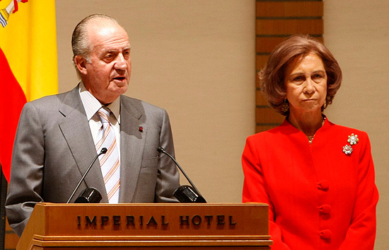 El Rey da el p&eacute;same a las familias de los dos militares muertos