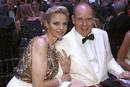 A pesar de que al baile de la Cruz Roja acudieron numerosas caras conocidas, s&iacute; que muchos echaron en falta la presencia de las hermanas de Alberto, las princesas Carolina y Estefan&iacute;a.