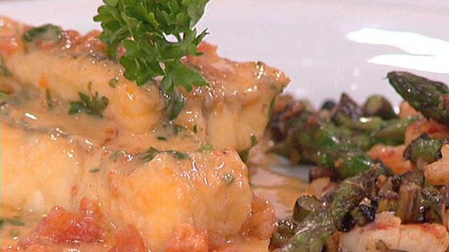 Saber cocinar - Pescadilla a las finas hierbas con salteado de esp&aacute;rragos