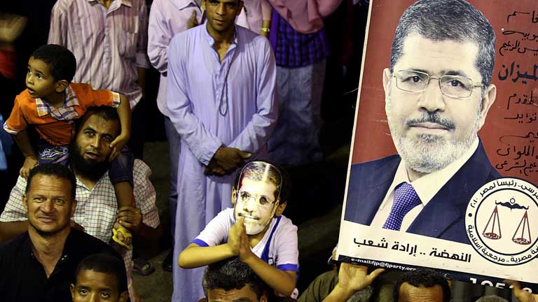 Ashton asegura que Morsi "está bién e informado" tras reunirse dos horas con él