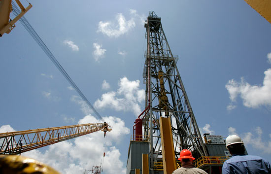 El petr&oacute;leo alcanza un nuevo r&eacute;cord y las bolsas se hunden