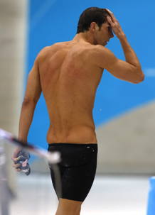 Phelps sale de la piscina tras su derrota en la final de los 200 metros mariposa.