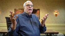 Ir al Video&nbsp;Phil Jackson presume de anillos en Twitter