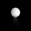 Enc&eacute;lado, una de las lunas de Saturnas, parece ir a propulsi&oacute;n en esta imagen captada por la sonda Cassini. Todo es por la iluminaci&oacute;n del penacho de hielo que se desprende de su polo sur.