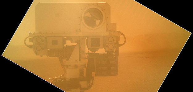 Autorretrato de Curiosity del 7 de septiembre con la cámara MAHLI, aún con su cubierta sin abrir Autorretrato de Curiosity del 7 de septiembre con la cámara MAHLI, aún con su cubierta sin abrir