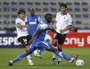 Piatti toca el bal&oacute;n ante la mirada de Parejo y la oposici&oacute;n de Nwanganga en el Genk - Valencia