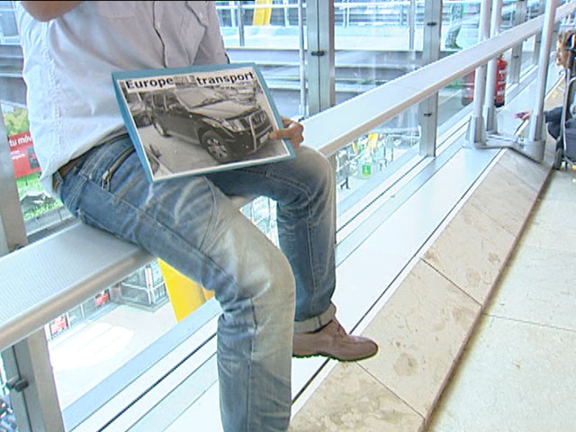 En los aeropuertos se puede ver estos d&iacute;as a particulares que ofrecen su coche para viajar