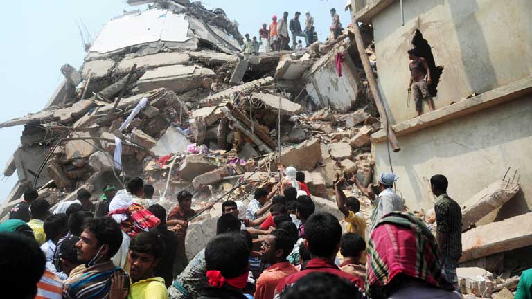 Manifestantes piden depurar responsabilidades por el derrumbamiento del edificio en Bangladesh