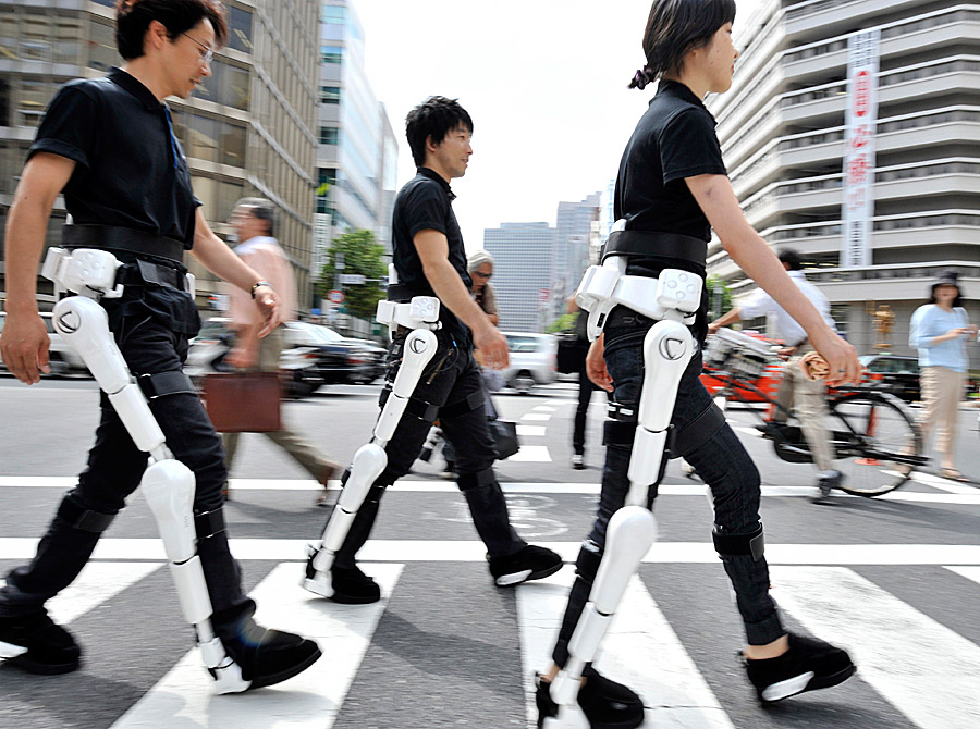 Con piernas robóticas por las calles de Tokio