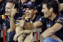 El piloto alemán de Fórmula Uno Sebastian Vettel (c), de Red Bull, celebra con su equipo la victoria en el Gran Premio de Singapur.