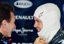 El piloto alem&aacute;n Sebastian Vettel (d) conversa con el director de su equipo Christian Horner (i) en el Gran Premio de Jap&oacute;n.