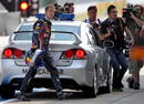 El piloto alem&aacute;n Sebastian Vettel de la escuder&iacute;a Red Bull tambi&eacute;n ha tenido sus incidentes. En la imagen sale del auto de atenci&oacute;n m&eacute;dica tras estrellarse, eso s&iacute;, en los primeros libres del circuito de Suzuka.